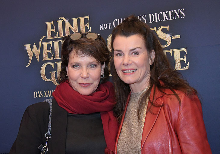 Die Schauspielerinnen Janina Hartwig (li.) und Nicola Tigggeler auf dem Roten Teppich vor der Premiere des Musicals "Eine Weihnachtsgeschichte" am 27.11.2024 im Deutschen Theater (©Foto: Ingrid Grossmann)